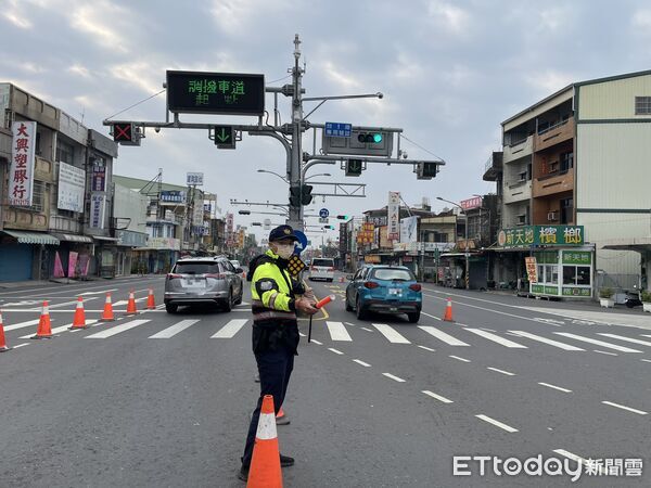 ▲春節連假,枋寮警方交通疏導作為。(圖/記者陳崑福翻攝)