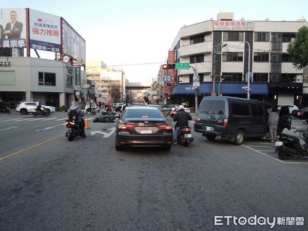▲▼台中男子凌晨酒駕,追撞1輛汽車2輛機車,自己也受傷。(圖/民眾提供,下同)