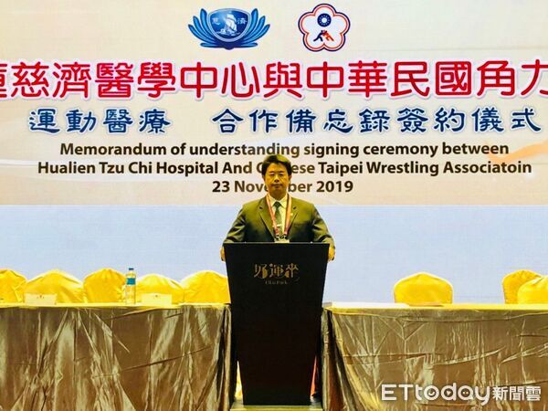 ▲花蓮慈濟醫院副院長何宗融(左一)當選中華角力理事長。與前理事長張聰榮(右四)以及運動部三科科長洪義荃(右二)、曉寧等人合影。(圖/慈濟醫學中心提供,下同)