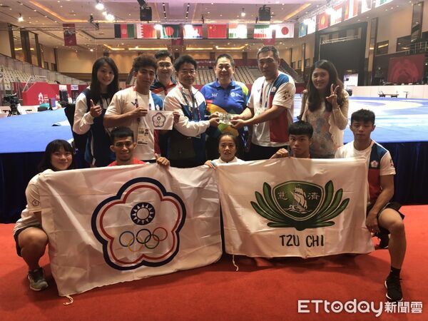 ▲花蓮慈濟醫院副院長何宗融(左一)當選中華角力理事長。與前理事長張聰榮(右四)以及運動部三科科長洪義荃(右二)、曉寧等人合影。(圖/慈濟醫學中心提供,下同)