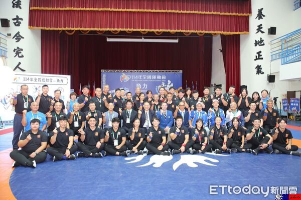 ▲花蓮慈濟醫院副院長何宗融(左一)當選中華角力理事長。與前理事長張聰榮(右四)以及運動部三科科長洪義荃(右二)、曉寧等人合影。(圖/慈濟醫學中心提供,下同)