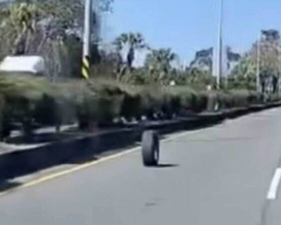 ▲台74甲線賓士追撞,輪胎狂奔2公里。(圖/民眾提供 警方提供)