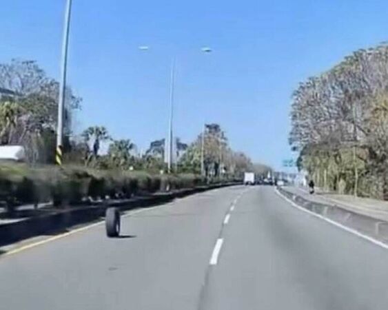 ▲台74甲線賓士追撞,輪胎狂奔2公里。(圖/民眾提供 警方提供)