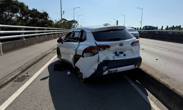 ▲台74甲線賓士追撞,輪胎狂奔2公里。(圖/民眾提供 警方提供)