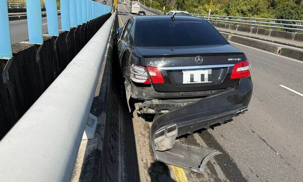 ▲台74甲線賓士追撞,輪胎狂奔2公里。(圖/民眾提供 警方提供)