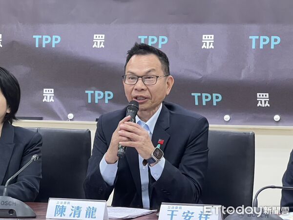 ▲民眾黨立法院黨團11日舉辦「國安不打迷糊仗 ,軍購交付不能拖」記者會,總召陳清龍、副總召王安祥、幹事長邱慧洳出席。(圖/記者蘇靖宸攝)