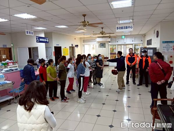 ▲南消第二大隊前進融園老人長期照顧中心實地踏勘,強化防火區劃與避難動線,消防人員輔導自衛消防編組演練,模擬火災通報與初期滅火流程。(圖/記者林東良翻攝,下同)