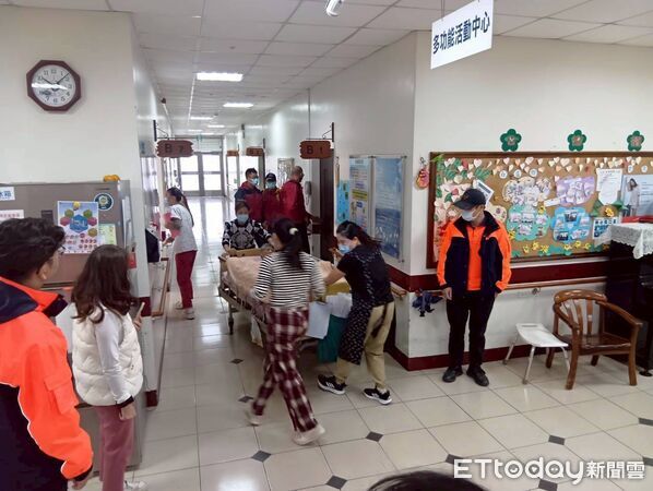 ▲南消第二大隊前進融園老人長期照顧中心實地踏勘,強化防火區劃與避難動線,消防人員輔導自衛消防編組演練,模擬火災通報與初期滅火流程。(圖/記者林東良翻攝,下同)