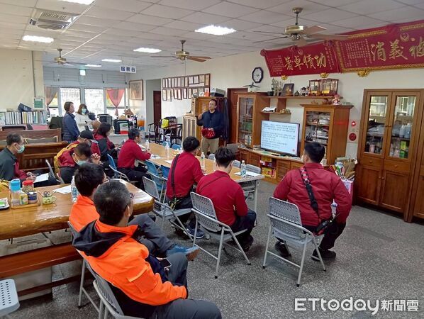 ▲南消第二大隊前進融園老人長期照顧中心實地踏勘,強化防火區劃與避難動線,消防人員輔導自衛消防編組演練,模擬火災通報與初期滅火流程。(圖/記者林東良翻攝,下同)