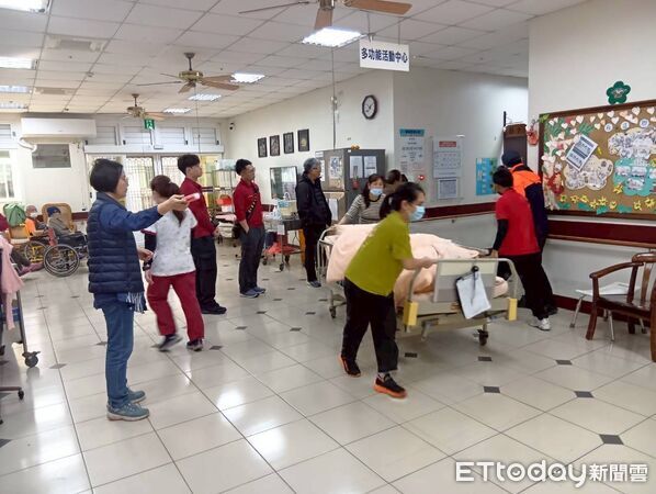 ▲南消第二大隊前進融園老人長期照顧中心實地踏勘,強化防火區劃與避難動線,消防人員輔導自衛消防編組演練,模擬火災通報與初期滅火流程。(圖/記者林東良翻攝,下同)