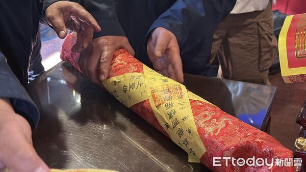 ▲西螺福興宮鳴鐘擂鼓36響,今日送神封籤儀式,場面莊嚴隆重。(圖/記者游瓊華翻攝)