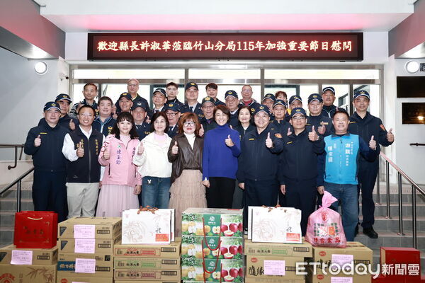 ▲春節安全維護工作首日,許縣長至竹山慰問員警與協勤民力。(圖/南投縣政府提供)