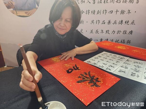 ▲院方與來賓共同開筆題字,象徵為病人與同仁祈福新年平安。(圖/記者游瓊華攝)