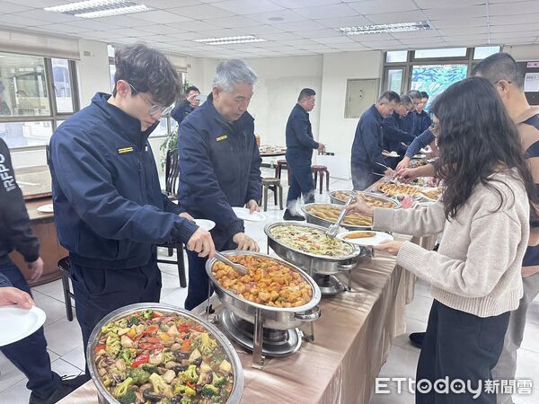▲瑞芳警分局提前圍爐暖心慰勞同仁。(圖/記者郭世賢翻攝)