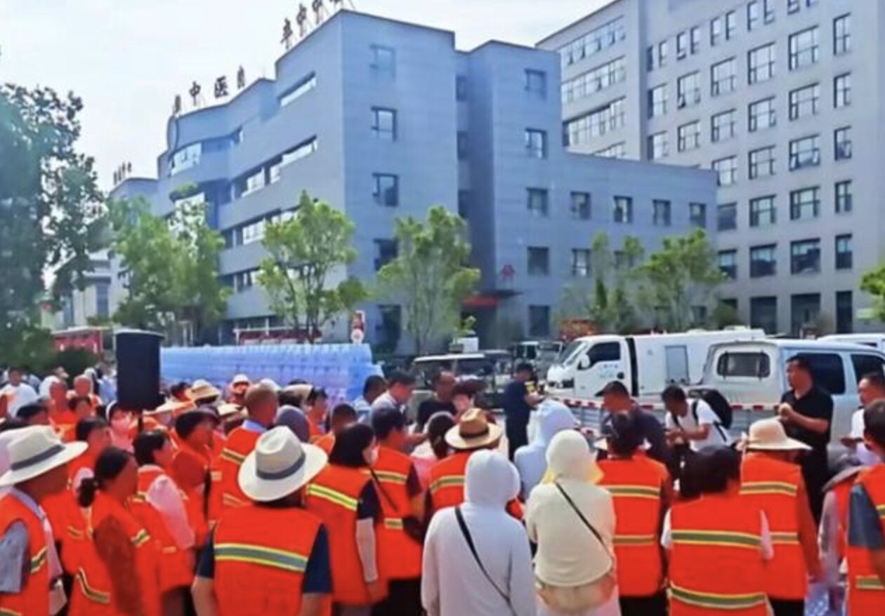 ▲洛陽宜陽縣這間飲用水企業曾向當地清潔工人捐贈飲用水。(圖/翻攝大河報)