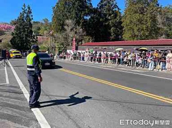 ▲清境奔羊節,仁愛警加強交通疏導。(圖/記者高堂堯翻攝)
