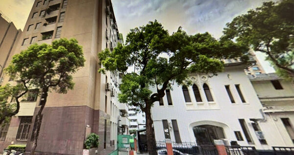 立法院青島二館建築僅有二層樓,右邊虎邊有疾管署高樓「壓制」,虎抬頭,會引發官訟是非、身體不好、開刀;大門正上方有3個長條型的窗戶,像在頭上插了3柱香拜拜,引發犧牲奉獻、病痛纏身的運勢。(圖片來源/Google街景圖)