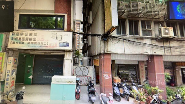 會館大門對面也正對兩棟大樓間的夾縫,形成的「沖煞」,引發更嚴重官訟是非。(圖片來源/Google街景圖)