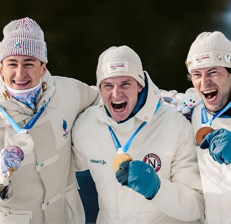 萊格雷德(右起)奪得銅牌,但他公開私事,完全掩蓋金牌約翰-奧拉夫博特恩、銀牌艾瑞克佩羅的比賽焦點。(翻攝biathlonworld IG)