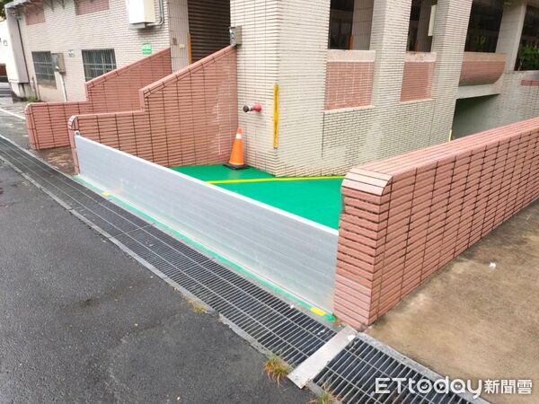 ▲台南市2026年度編列2200萬元,補助70所學校設置及汰換防水閘門,強化校園防汛整備。(圖/記者林東良翻攝,下同)