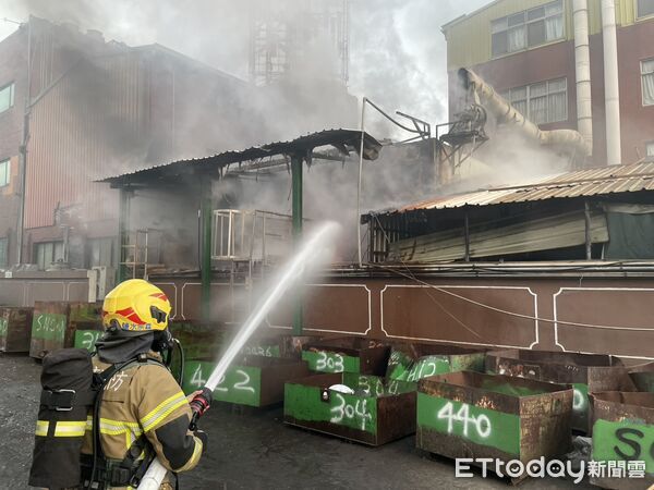 ▲新營區一處工廠發生火警,消防人員到場確認火勢受控並進行殘火處理。(圖/記者林東良翻攝,下同)