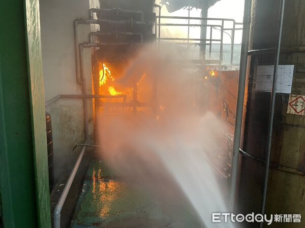 ▲新營區一處工廠發生火警,消防人員到場確認火勢受控並進行殘火處理。(圖/記者林東良翻攝,下同)