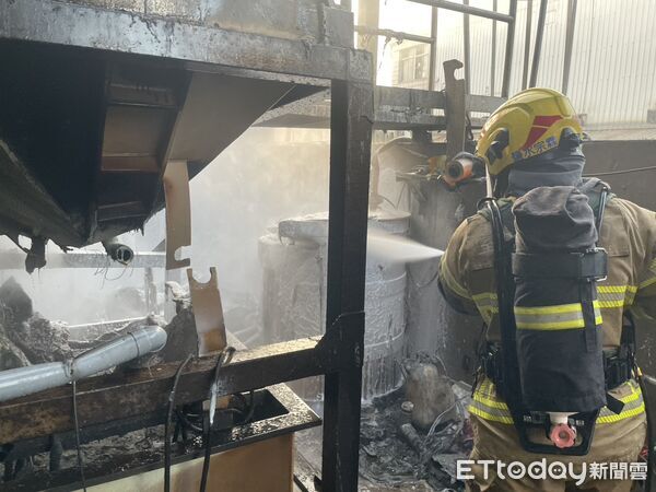 ▲新營區一處工廠發生火警,消防人員到場確認火勢受控並進行殘火處理。(圖/記者林東良翻攝,下同)