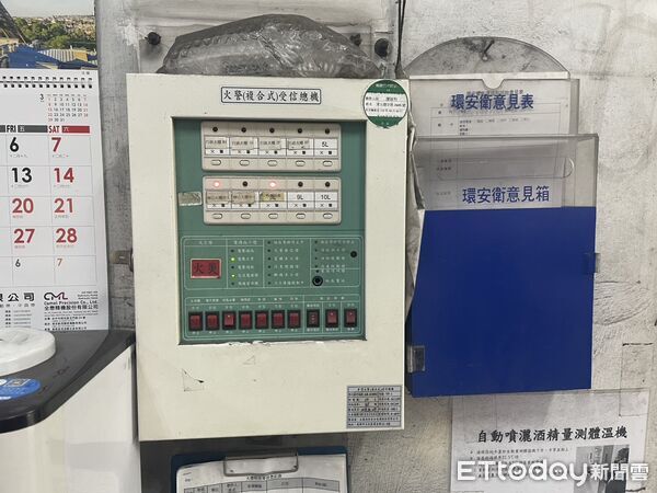 ▲新營區一處工廠發生火警,消防人員到場確認火勢受控並進行殘火處理。(圖/記者林東良翻攝,下同)