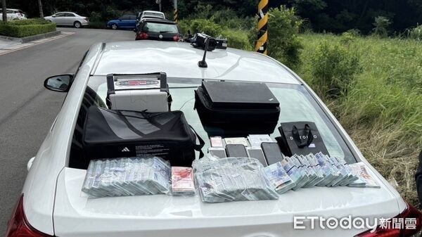 ▲南投詐騙集團遭查獲,車內放點鈔機、一疊疊千鈔。(圖/記者高堂堯翻攝)