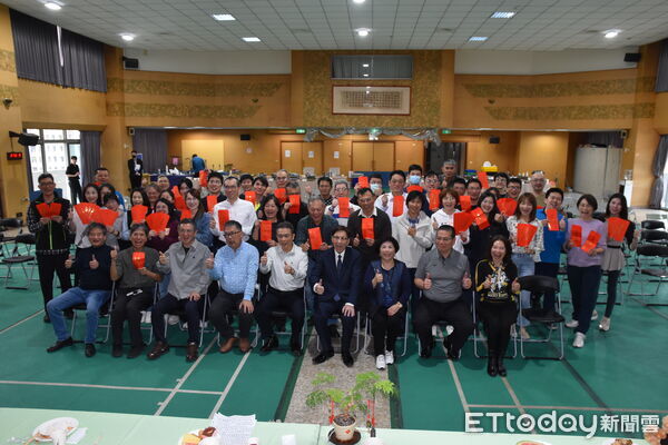 ▲▼台中警友會第四辦事長主任鄭永和(中)斥資30萬,力挺警察拚治安。(圖/警方提供,下同)