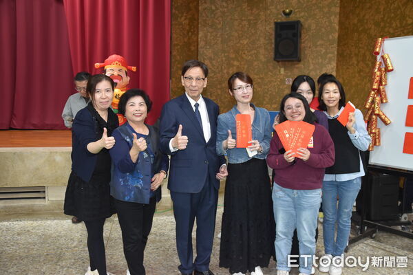 ▲▼台中警友會第四辦事長主任鄭永和(中)斥資30萬,力挺警察拚治安。(圖/警方提供,下同)