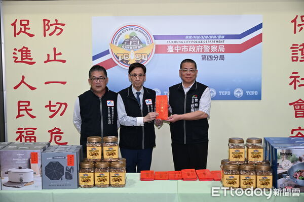 ▲▼台中警友會第四辦事長主任鄭永和(中)斥資30萬,力挺警察拚治安。(圖/警方提供,下同)