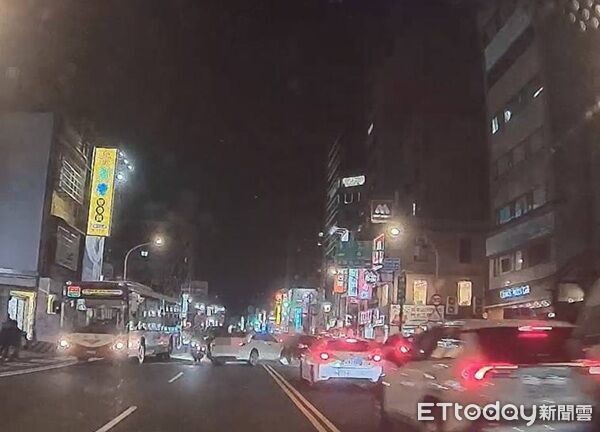 ▲馮姓移工拒檢狂飆,逆向撞公車、機車造成3人傷。(圖/桃園警分局提供)