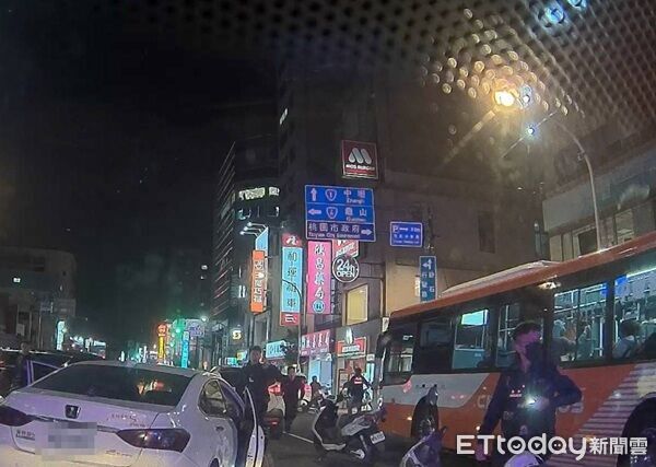 ▲員警第一時間通報消防人員協助將傷者送醫,隨即於現場疏導交通。(圖/桃園警分局提供)