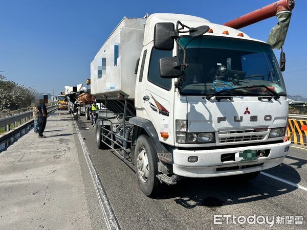 ▲▼ 國10里港段出口匝道發生連環車禍,肇事駕駛黃男宣告不治。(圖/記者陳宏瑞翻攝,下同)