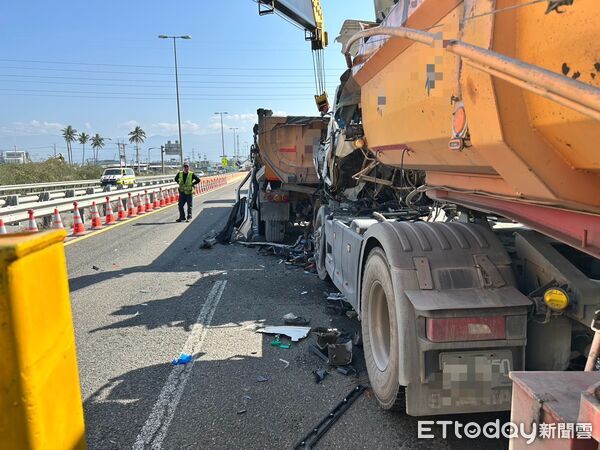 ▲▼ 國10里港段出口匝道發生連環車禍,肇事駕駛黃男宣告不治。(圖/記者陳宏瑞翻攝,下同)