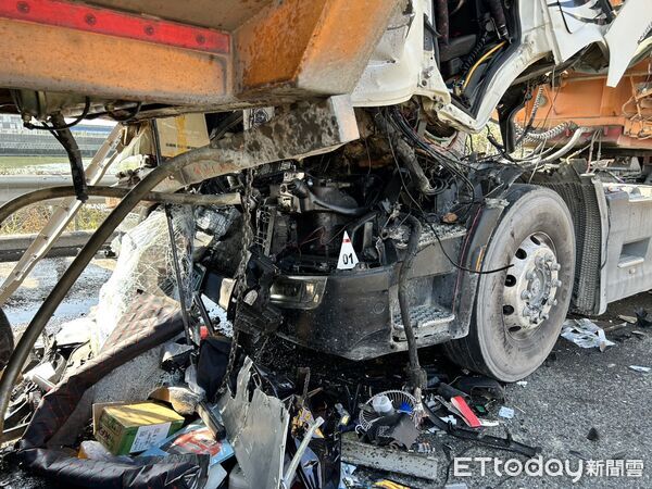 ▲▼ 國10里港段出口匝道發生連環車禍,肇事駕駛黃男宣告不治。(圖/記者陳宏瑞翻攝,下同)