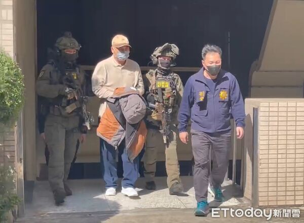 ▲四海幫現任幫主張存偉涉違反組織犯罪防制條例、洗錢等案,今日稍早被送至北檢。(圖/記者張君豪攝)