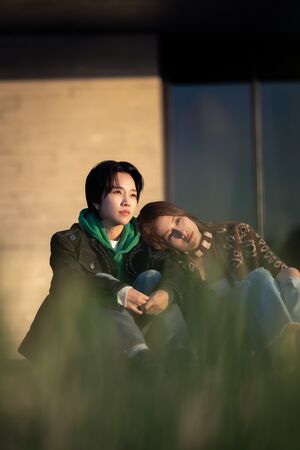 ▲▼ 晨悠CHENYO上演女女吻戲。(圖/索尼音樂提供)