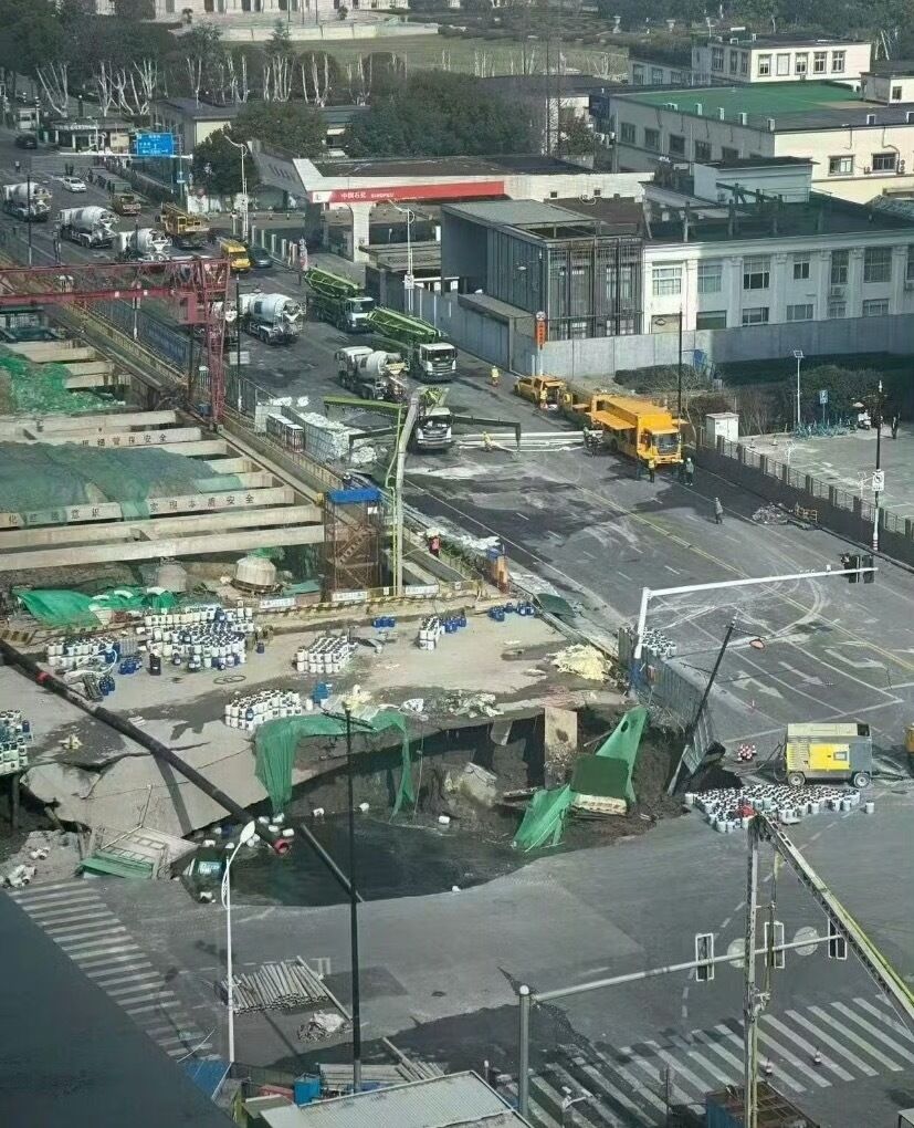 ▲▼上海地鐵工程坍塌! 「巨大天坑」吞沒工寮人群奔逃。(圖/翻攝自微博)