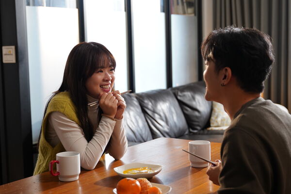 ▲▼Soya激吻椅人畫面曝光。(圖/手癢娛樂有限公司提供)