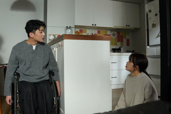 ▲▼Soya激吻椅人畫面曝光。(圖/手癢娛樂有限公司提供)