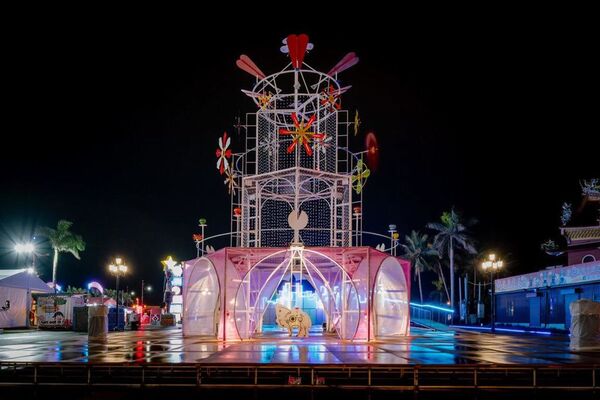 縣議員胡仁順今爆料,主燈造價至少250萬元,預算雖然合理,但是呈現的感覺是虛無飄渺。(翻攝自胡仁順臉書)