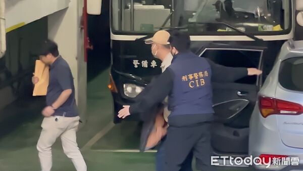 ▲四海幫現任幫主張存偉涉違反組織犯罪防制條例、洗錢等案,今日稍早被送至北檢。(圖/記者劉昌松攝)