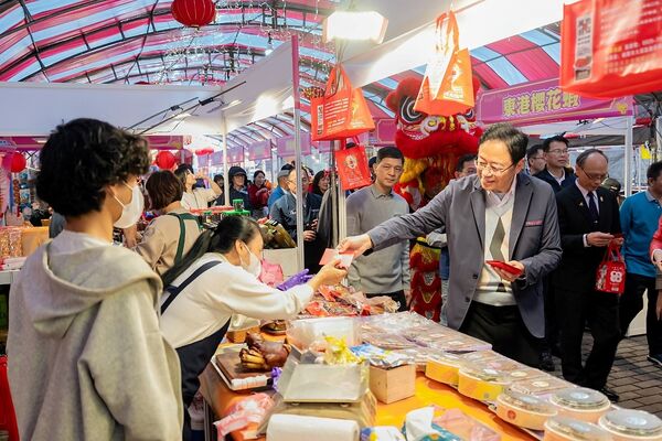 馬上來買!桃園年貨大街倒數計時 iPhone 17、高麗菜「現買現抽」拿好禮 (圖/桃園市政府經濟發展局提供)