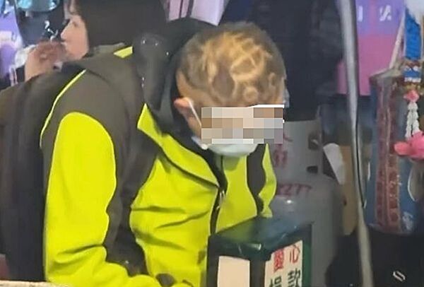 ▲桃園市劉姓男子去年1月在中壢觀光夜市閒逛時,持竹籤偷襲妙齡女子臀部與大腿處,頭部畫有烏龜圖案為特徵。(資料照/翻攝自網路)