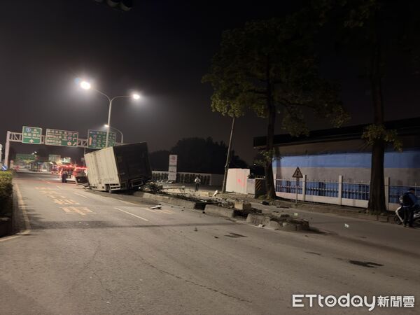 ▲▼ 高雄凌晨巨響!大貨車自撞分隔島 電線桿、號誌箱慘遭「擊落」。(圖/記者賴文萱翻攝)