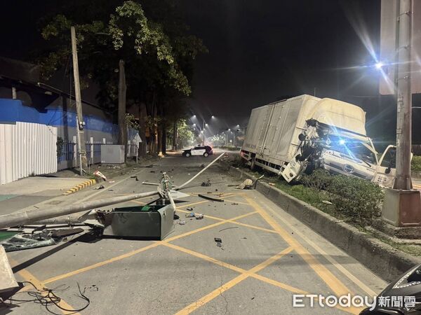 ▲▼ 高雄凌晨巨響!大貨車自撞分隔島 電線桿、號誌箱慘遭「擊落」。(圖/記者賴文萱翻攝)