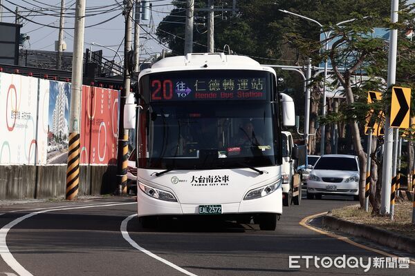 ▲台南市再添28輛全新電動公車投入15、20、77路線營運,電動化比例提升至34%。(記者林東良翻攝,下同)