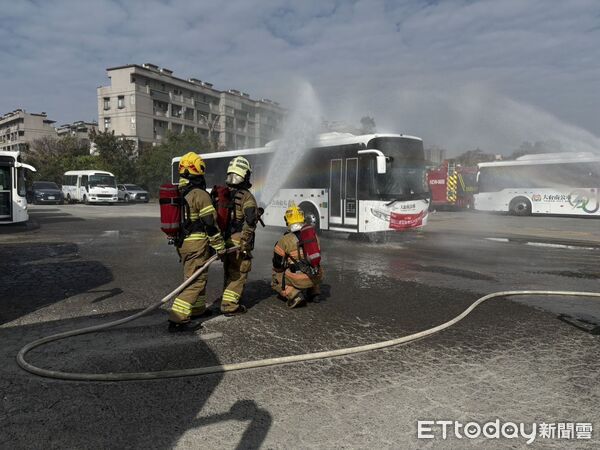 ▲台南市再添28輛全新電動公車投入15、20、77路線營運,電動化比例提升至34%。(記者林東良翻攝,下同)